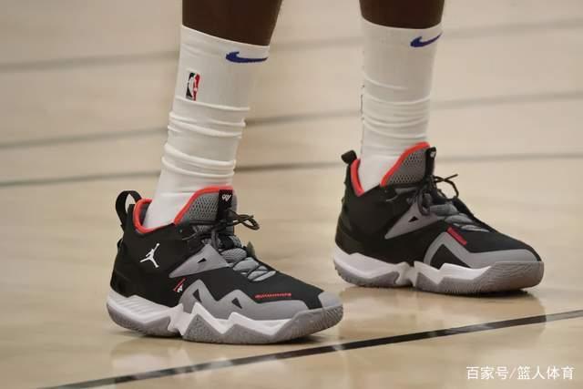 世体：巴萨本轮西甲将穿白色球裤致敬经典